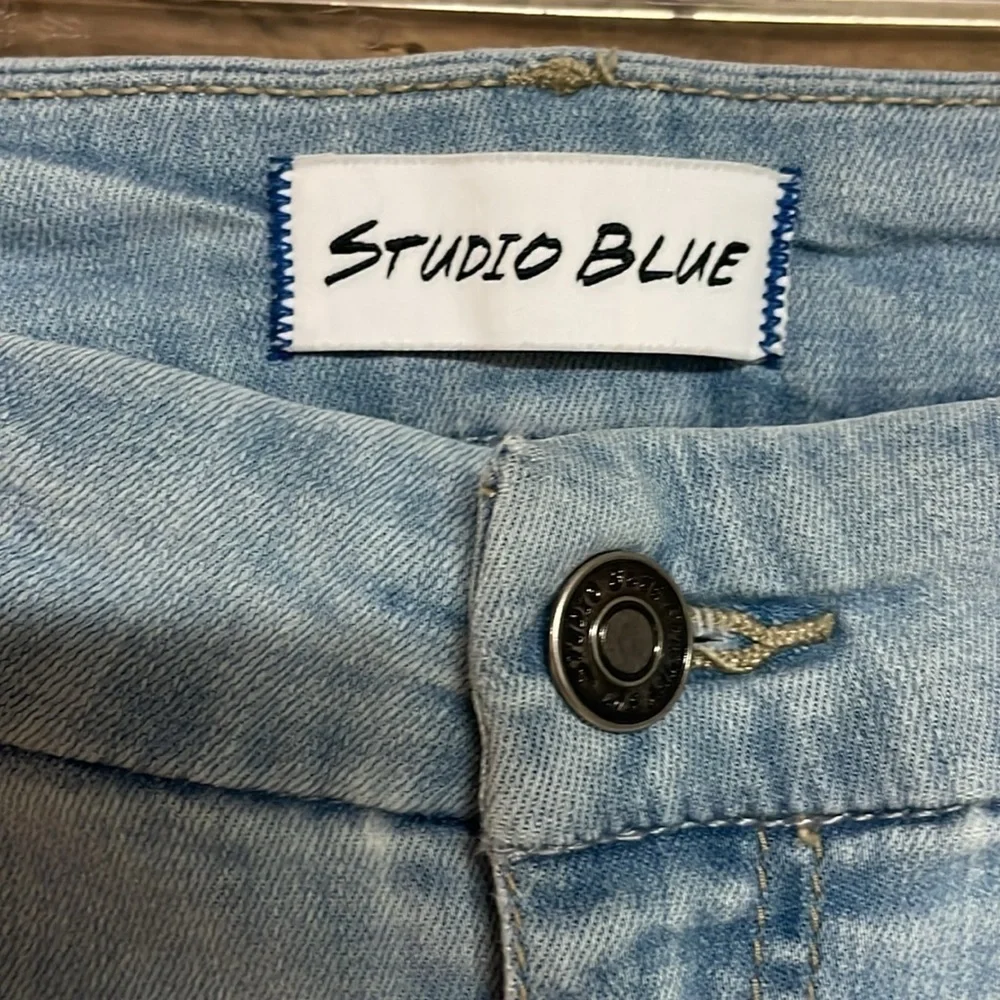 Studio Blue size 32 light wash super stretchy distressed straight leg jeans